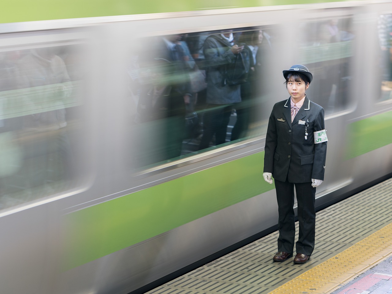 列车权益的坚守，拒绝买短乘长旅客继续乘车的正当性探讨